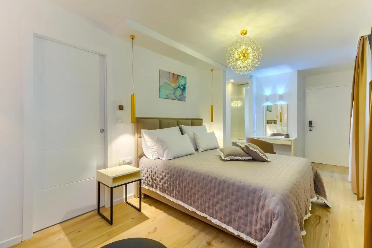 Irini Luxury Rooms location