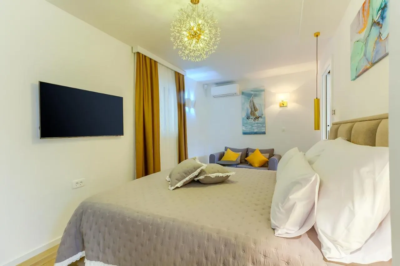 Irini Luxury Rooms Split Bed & Breakfast